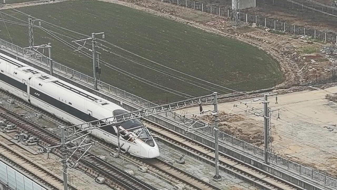 🚄金凤凰进站，红神龙出站，两车在徐海路相汇，红白蓝三色交相辉映，徐州东站这一刻