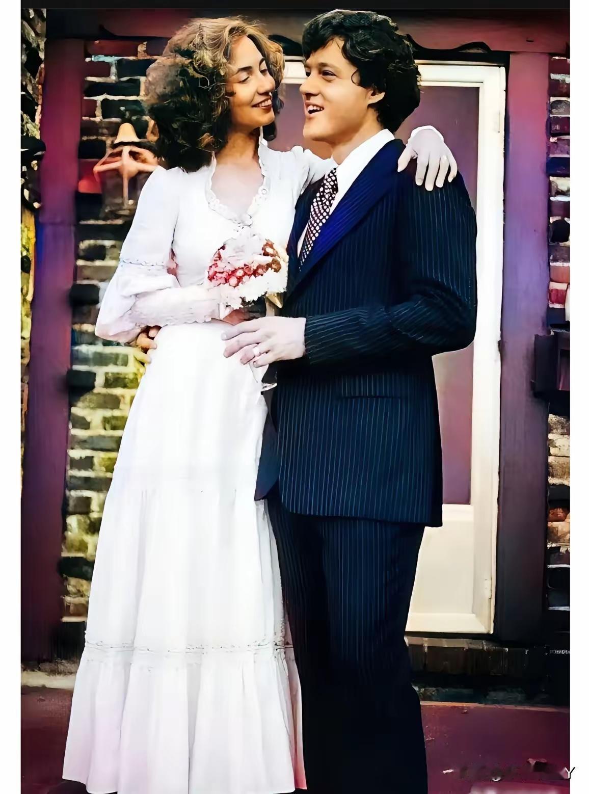 1975年10月11日，28岁的希拉里和克林顿在阿肯色州举行婚礼，照片里希拉里深