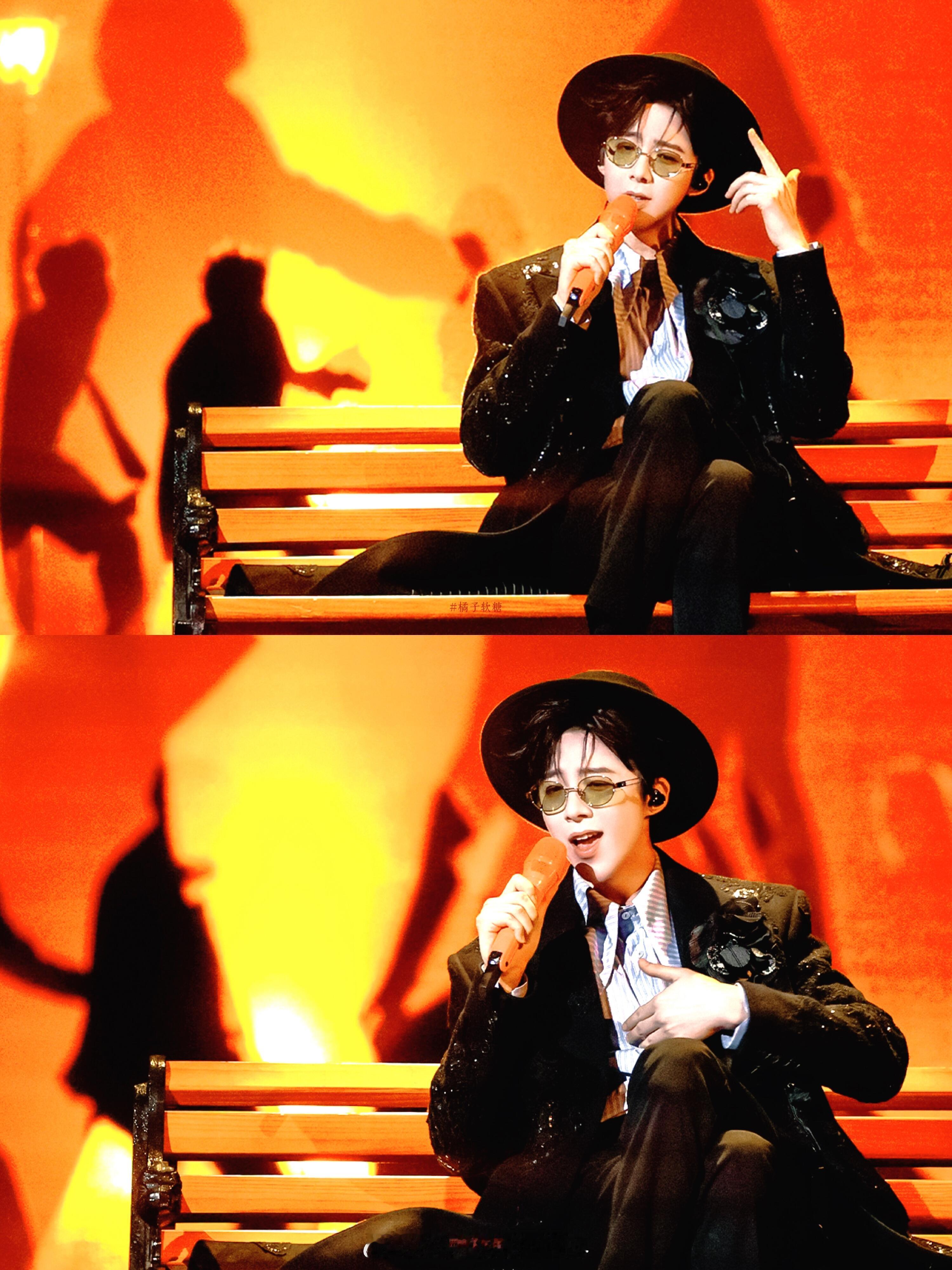 暖光漫过木质长椅，麦克风🎤里淌出的音节和指尖碰过帽檐的轻响，一起落在橘色的风里