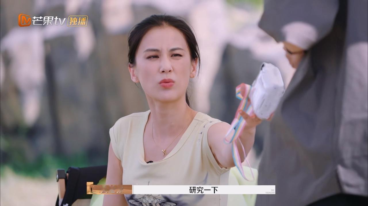 黄圣依是怎么忍受得了杨子这种人的啊？

杨子不仅仅只是把她当成一个花瓶，一个利用