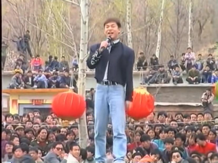 你认出这是哪位著名歌手了吗？
这是他1996年在阜平旺台村演出的画面，
当时他2