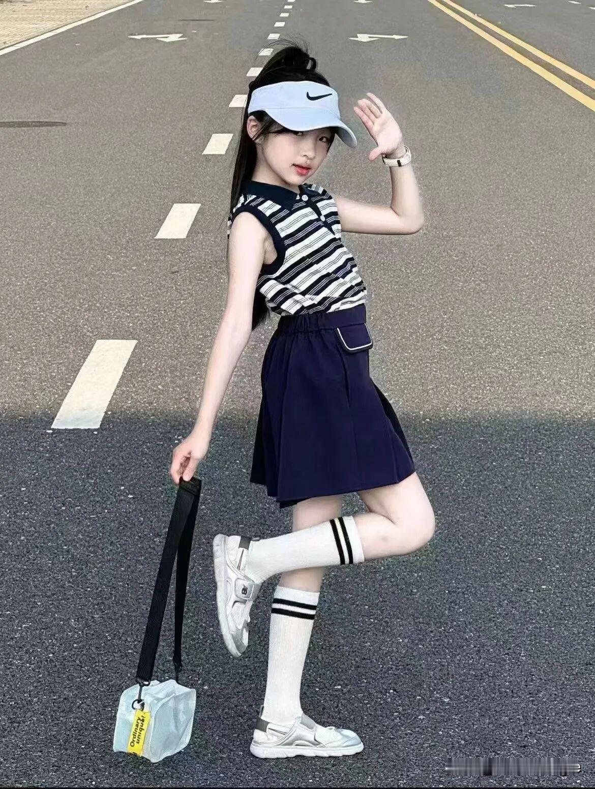 “风华正茂时，少女步履轻”，让我想起少女时代的李清照。她活泼俏皮，和小姐妹郊游荡