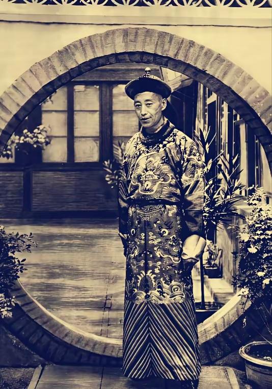 1926年，齐白石在北京刚买下个四合院，正缺个守门的。前清老太监尹春如找上门，拍