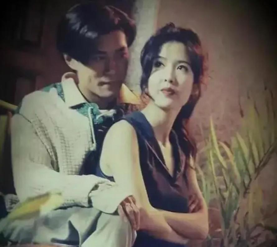 1994年，周慧敏到TVB录制节目，对一旁闷不出声的古天乐说：“喂！靓仔，你去给