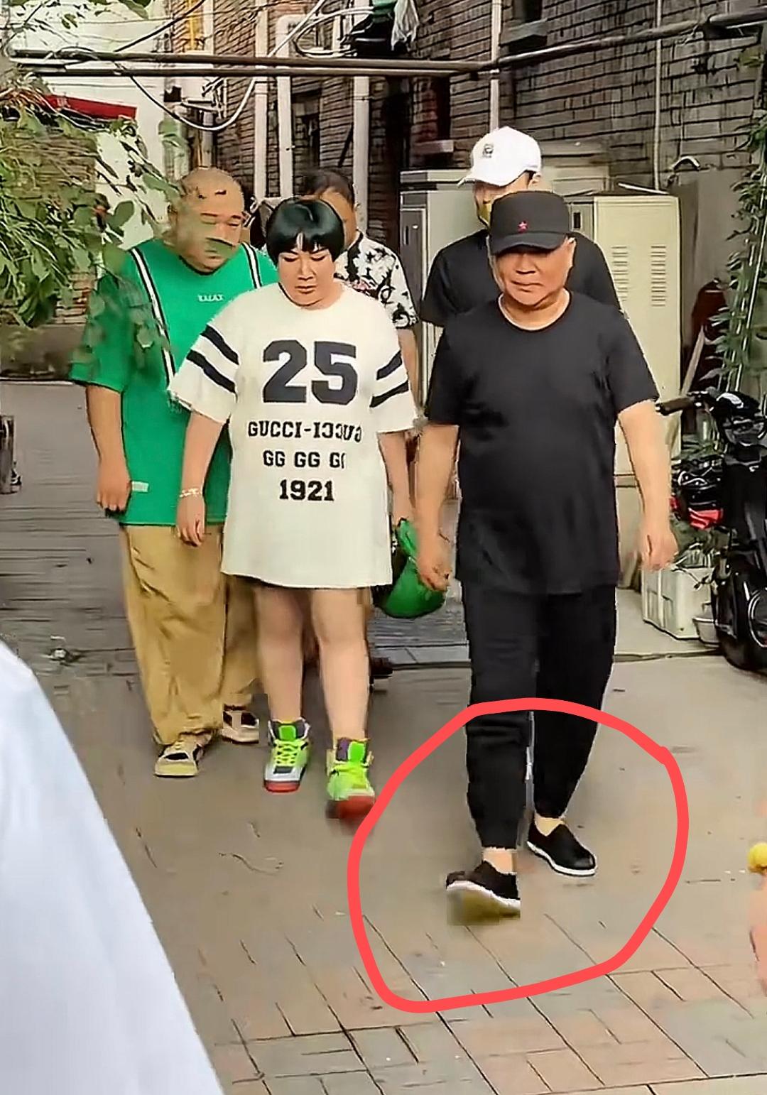 我发现郭德纲现在跟马云有的一拼，低调的不能再低调了，就从都喜欢穿一双北京老布鞋就