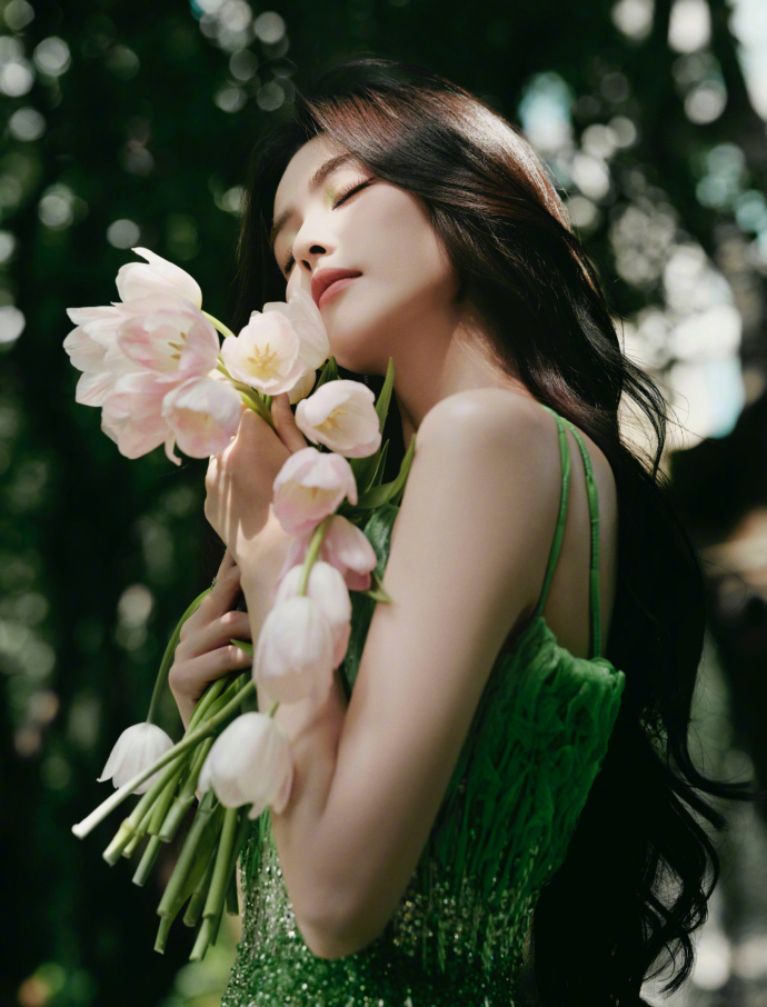 #白鹿绿野仙踪连衣裙# 瞬间就美到了我的心里面了呀，白鹿竹林绿影抹胸裙不仅仅很有