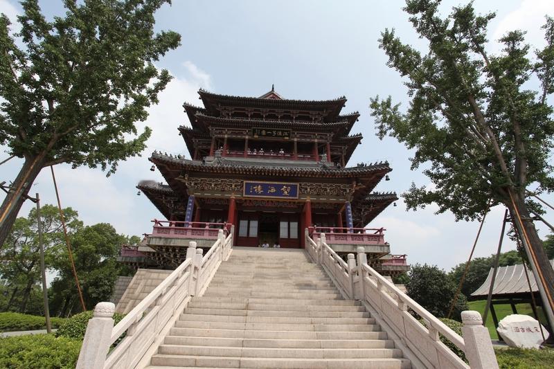 贺中秋
重霄清朗玉宇开，
自有清光驻灵台。
愿化鲲鹏探碧落，
再邀仙侣醉蓬莱。