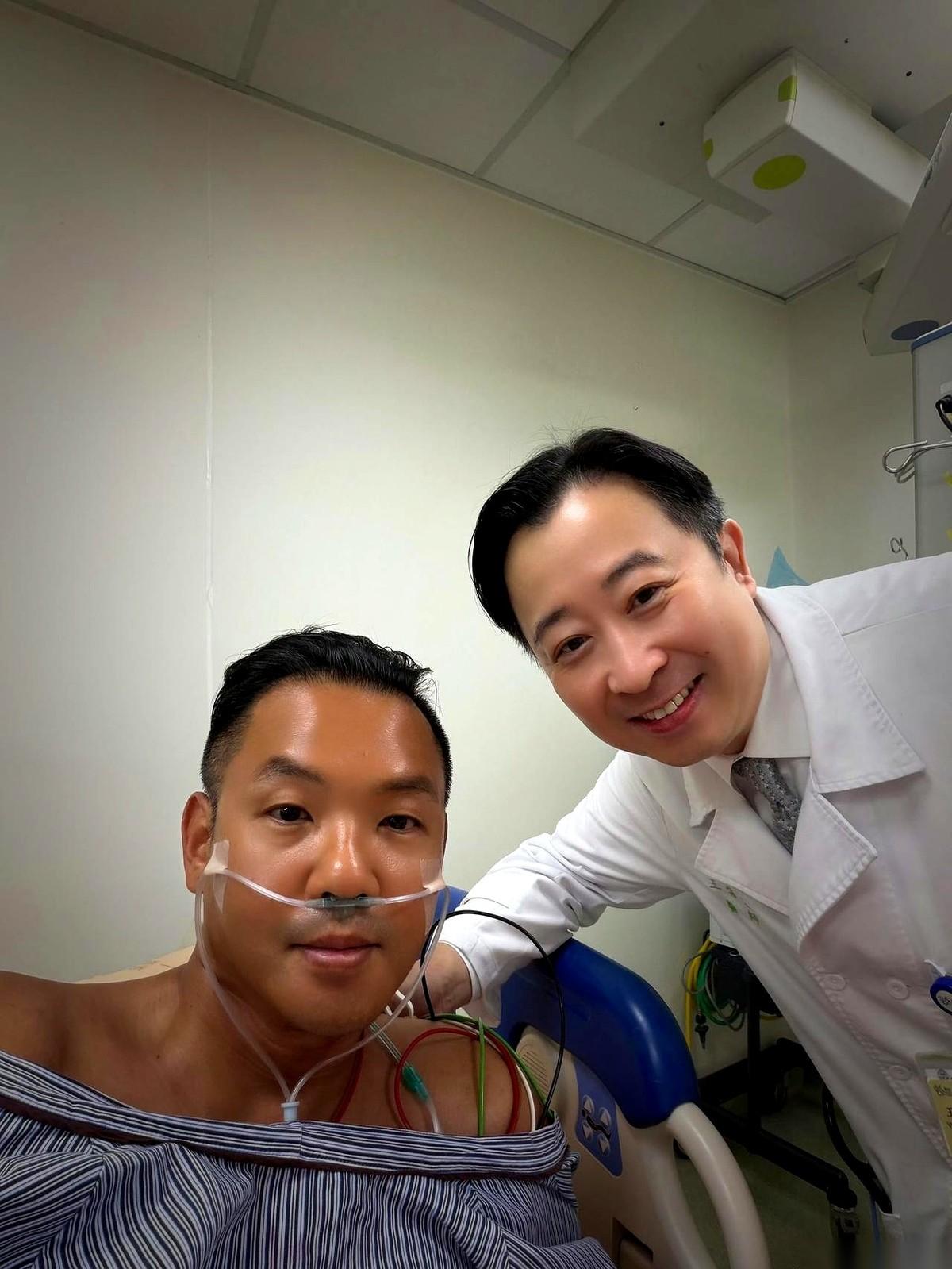 王力宏站在陈建州的病房里，手里拿着尿壶。
刚转入普通病房的陈建州，平时不抽烟、不