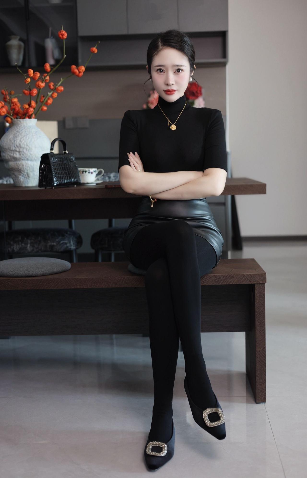 优雅黑裙搭配，尽显时尚魅力！👗👠