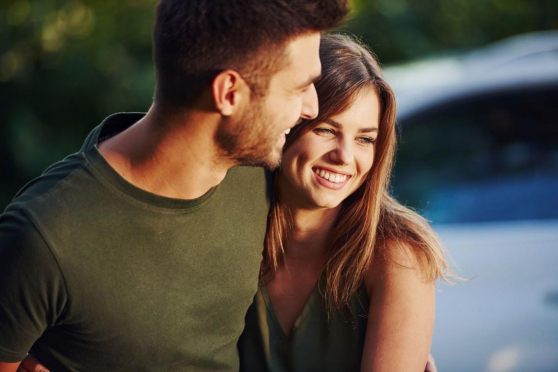 男人要有几分豪气，抽最好的烟，喝最好的酒，穿最高级的衣服，追最漂亮的女孩。住最大