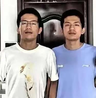 安徽一对双胞胎，哥哥高考查分698，弟弟697。全家还没来得及高兴，清华大学招生