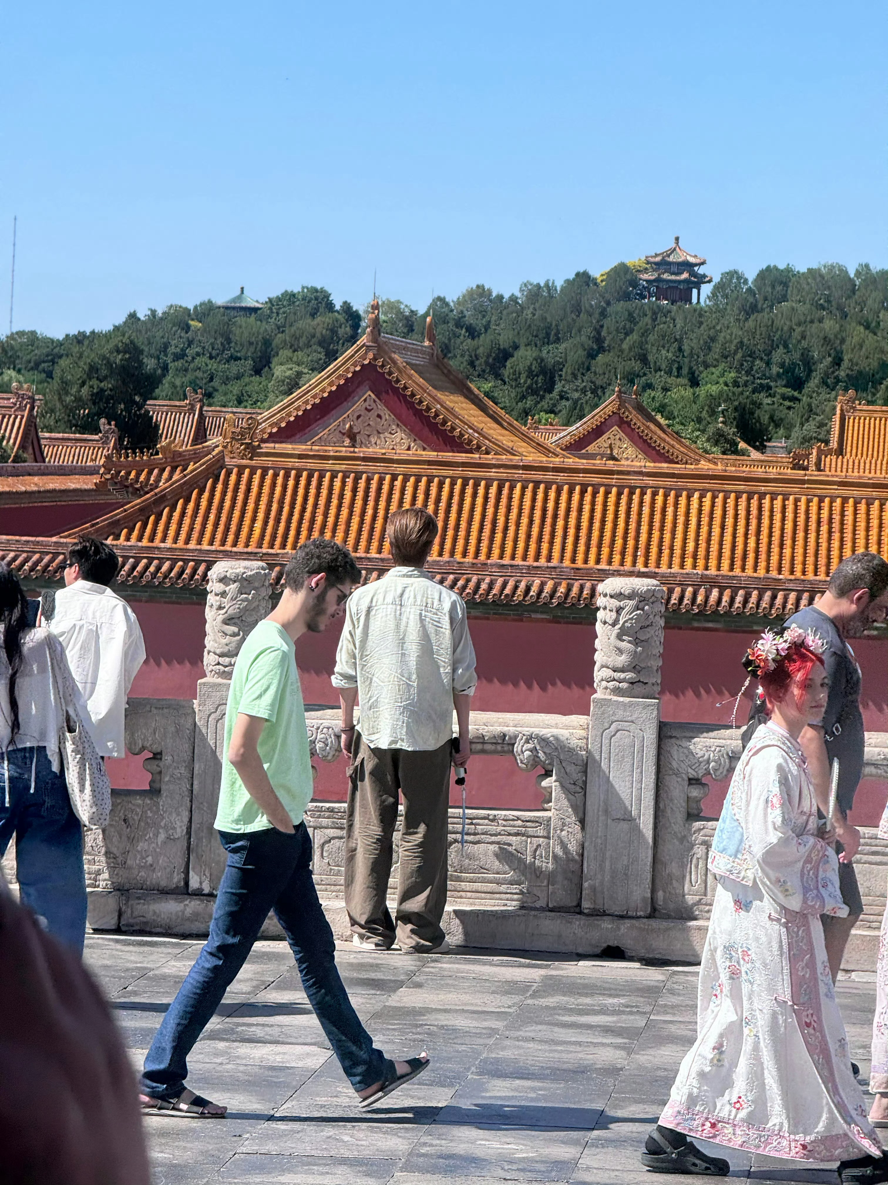 许凯   少爷看着这红砖瓦房在想什么呢这一世要夺回你的一切？ 