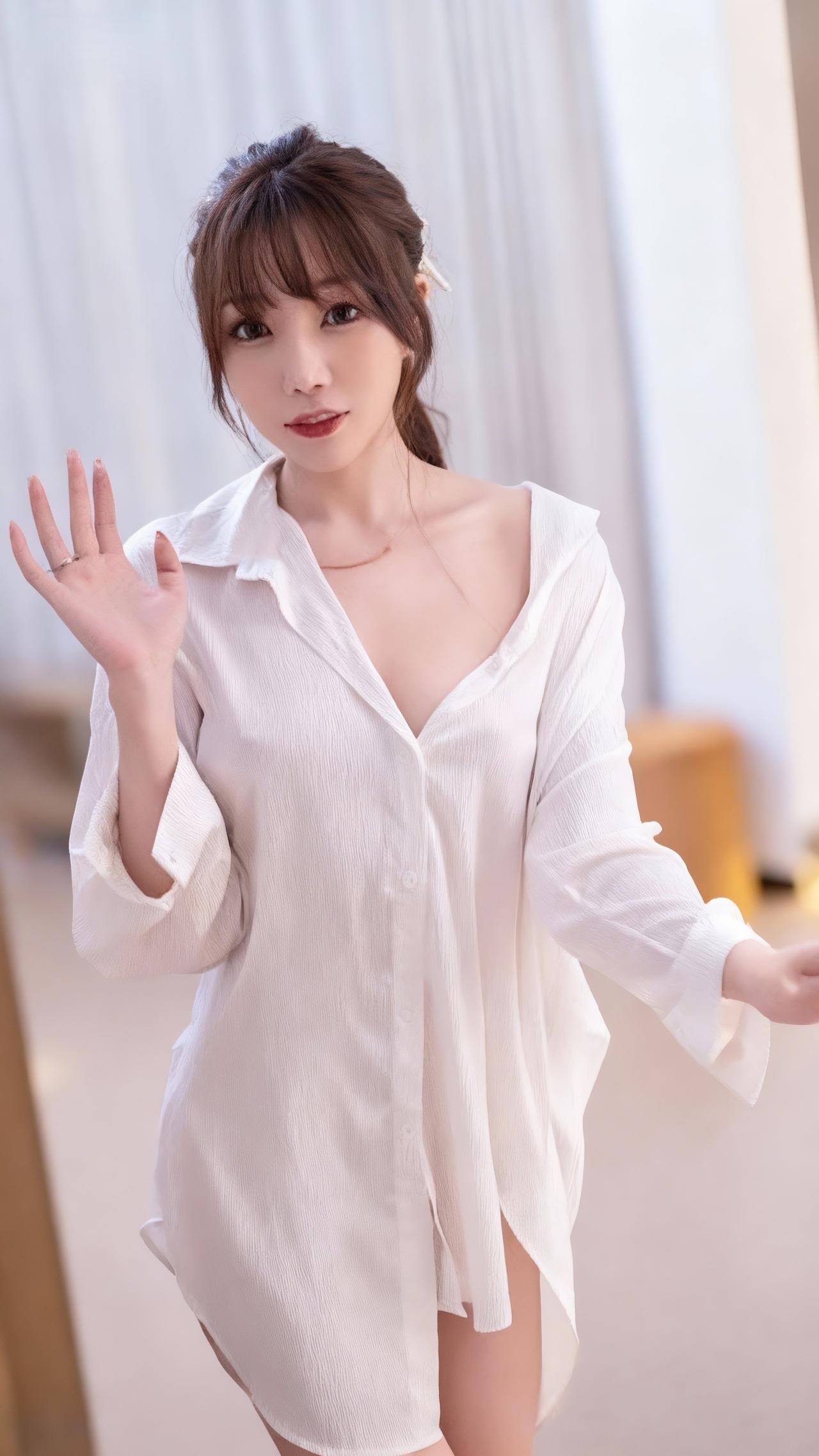 简约白衬衫，这件宽松白衬衫以“慵懒性感”为核心，长款版型直接作裙装，微透肌理增添