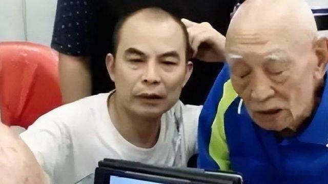 凤凰新闻【缘分命中注定！上海小伙帮台湾游客拍照，意外认出失联77年大伯】2026