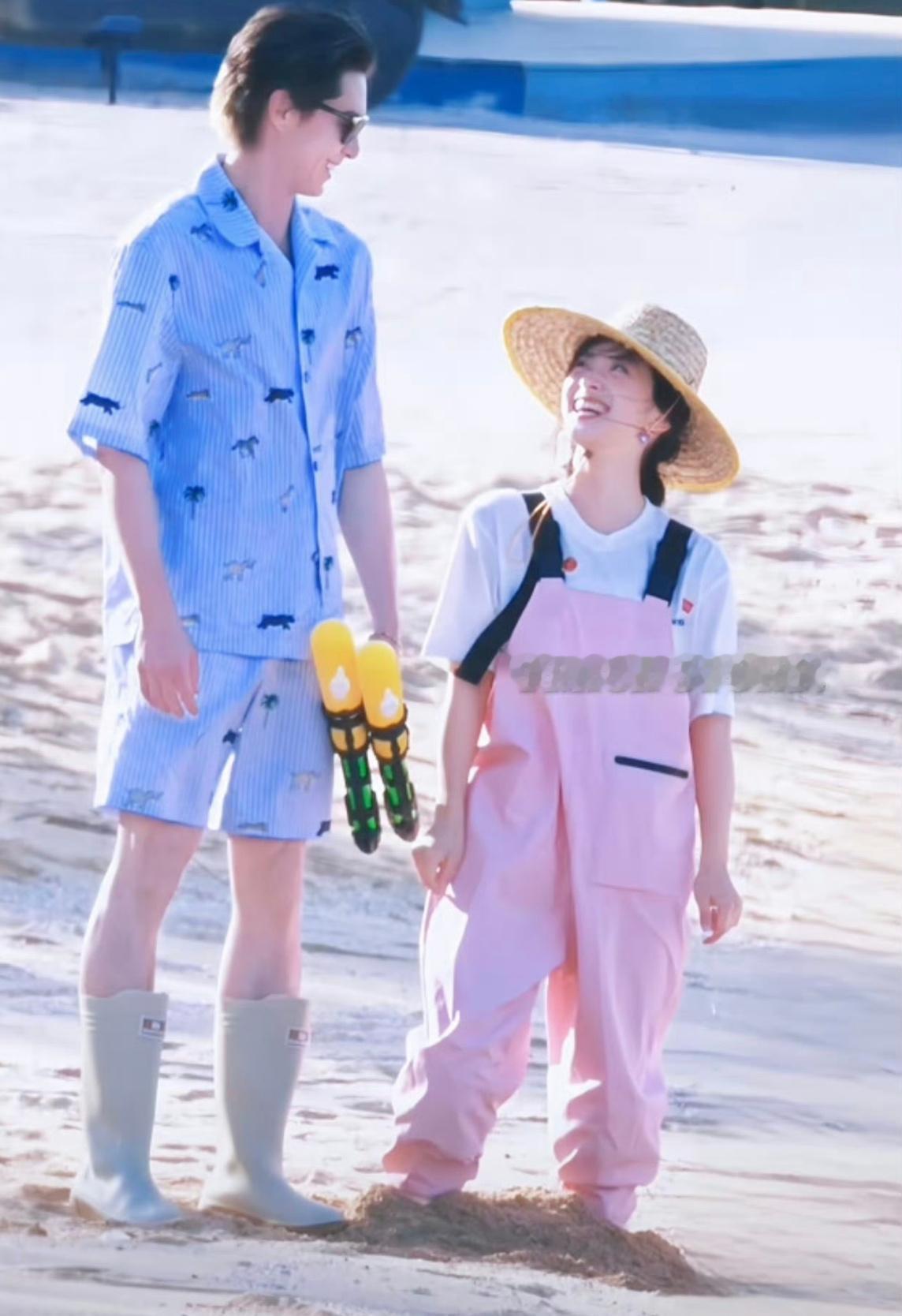 王鹤棣和沈月同框照片