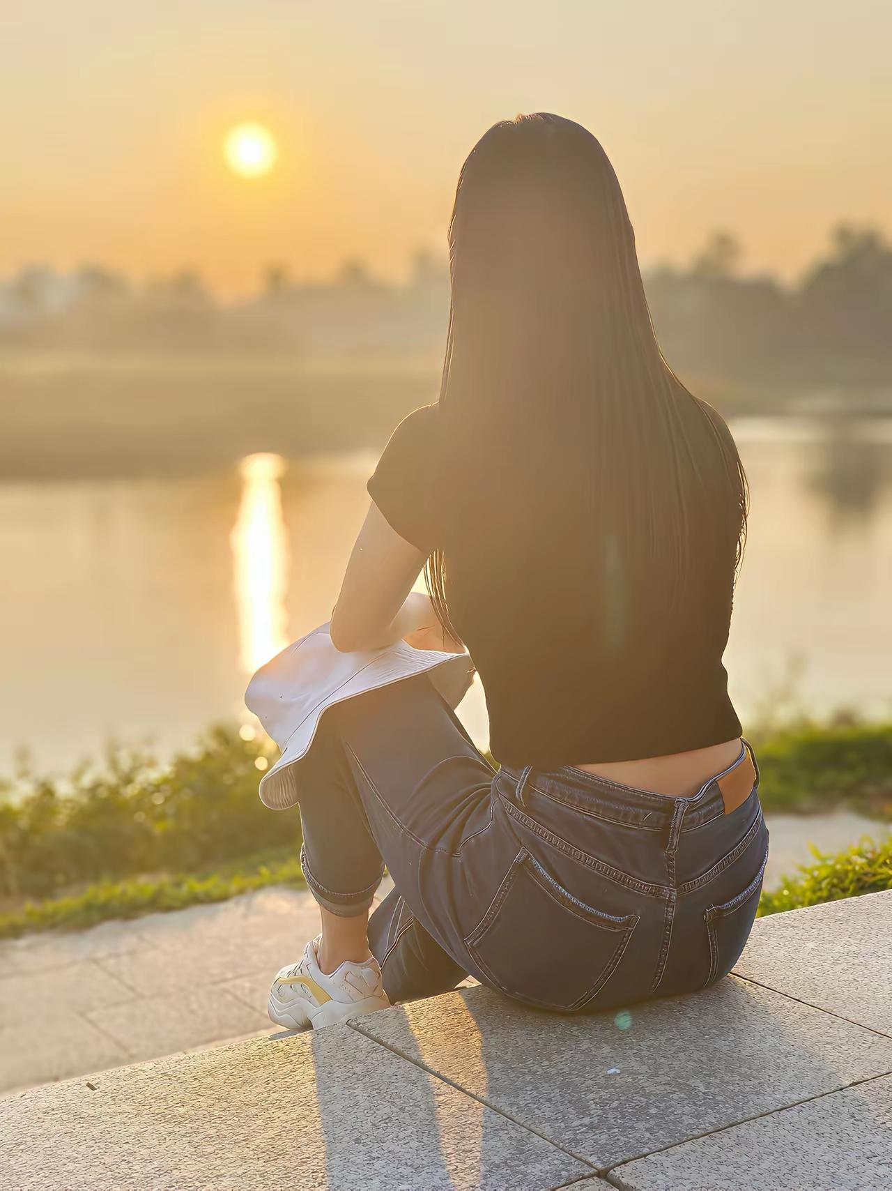 夕阳下的静谧时光，坐在湖边，享受宁静与美好。