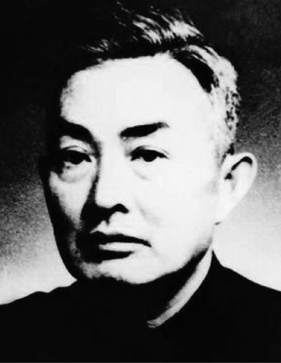 1937年，陈昌浩躲在一户老乡家里养病。一天，有人突然敲门。一个男人走进来，开口