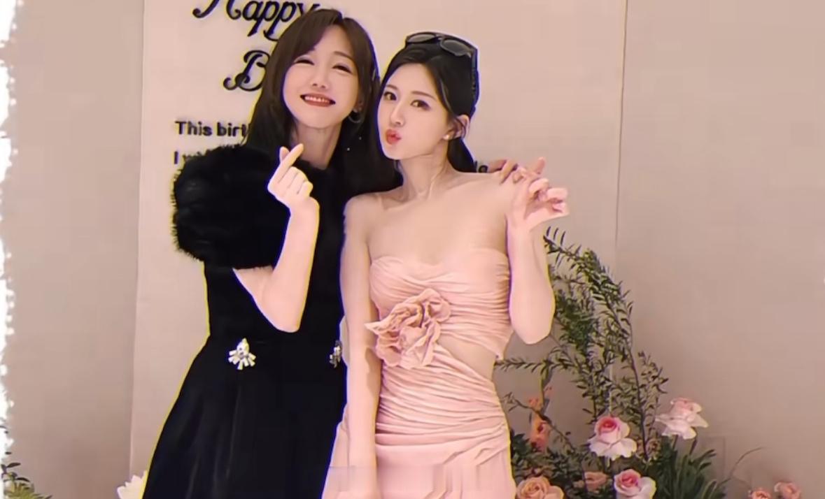 薛佳凝探班赵露思拍戏  很爱一些美女间的惺惺相惜 