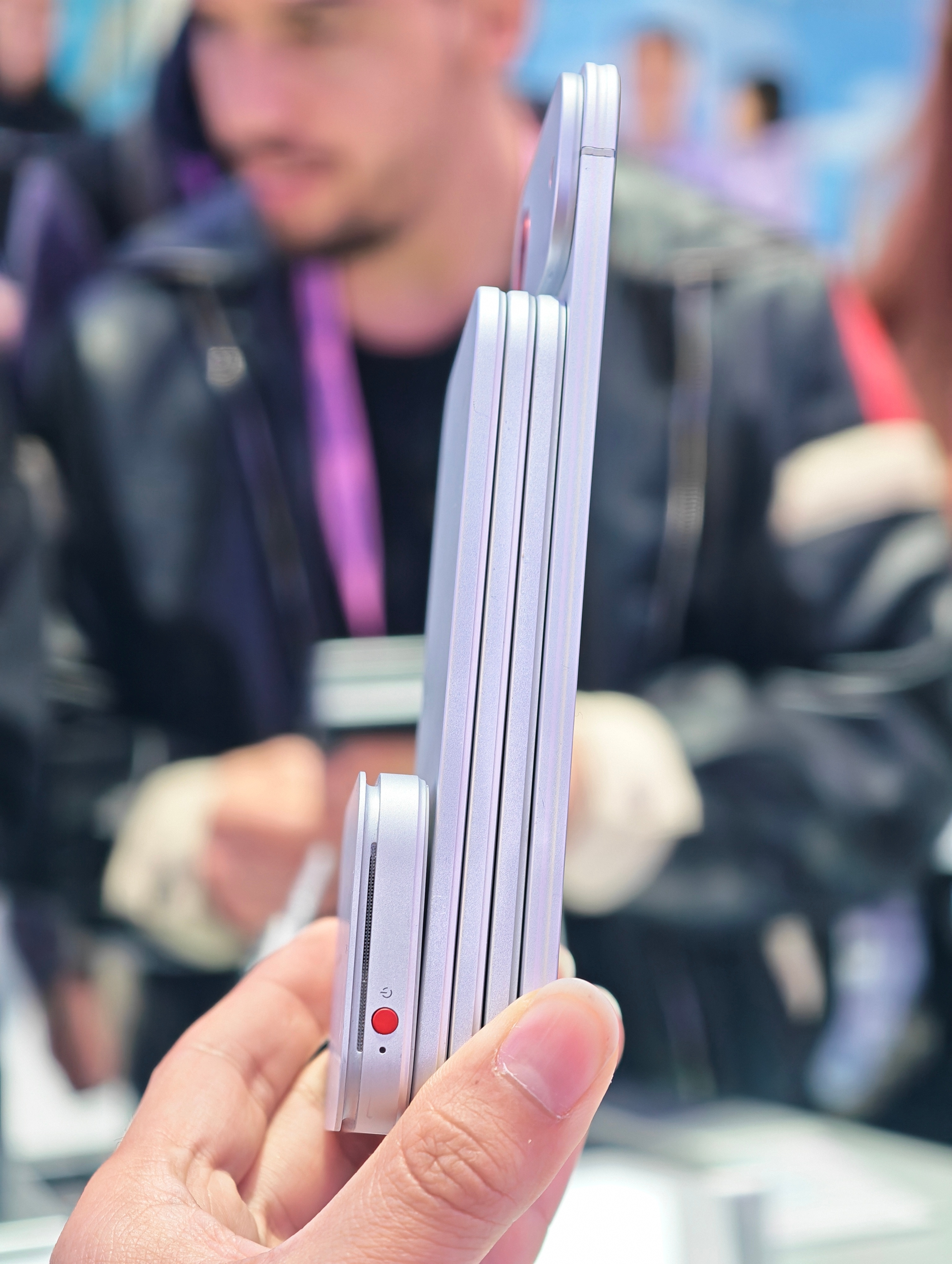 mwc2026 今年MWC手机最大看点之一，传音磁吸模块化手机，一个超薄的传音手