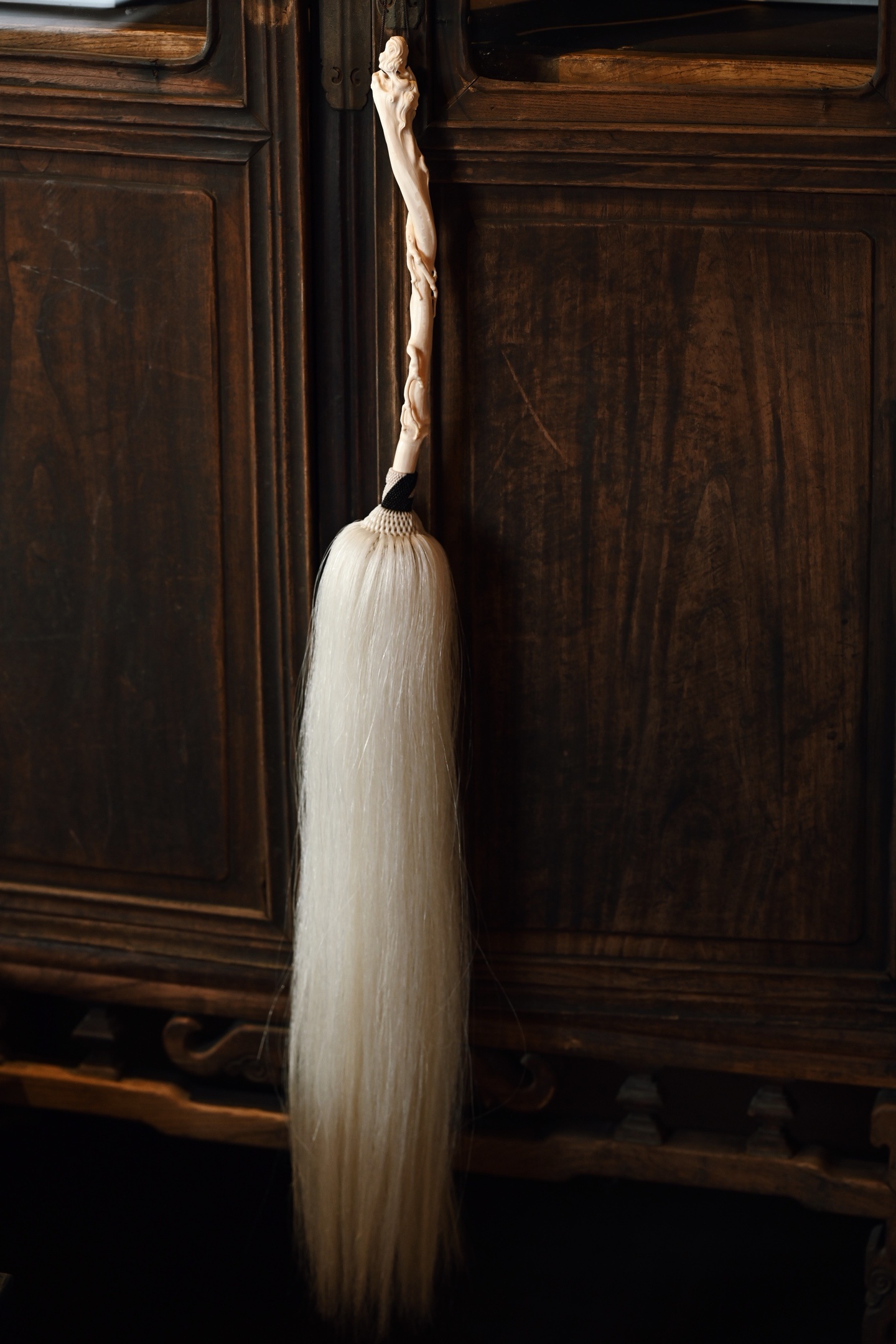 猛犸 | 清风处 拂尘 挂饰拂尘柄以猛犸雕琢而成，形如藤蔓缠绕，灵芝生发，拂尘头