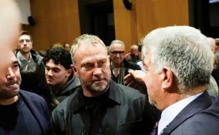 据《世界体育报》报道，巴萨主帅弗里克日前已以巴萨会员身份，为拉波尔塔的预参选提供