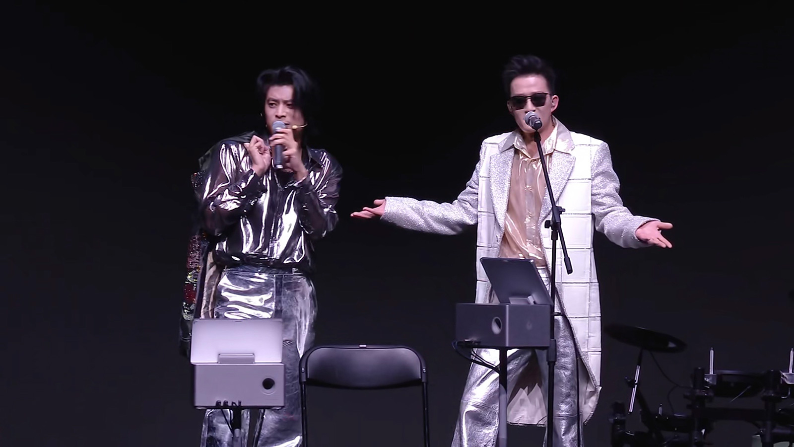 调侃遥遥领先吐槽游戏皮肤，罗永浩科技春晚变味了？网红老罗带货很拼