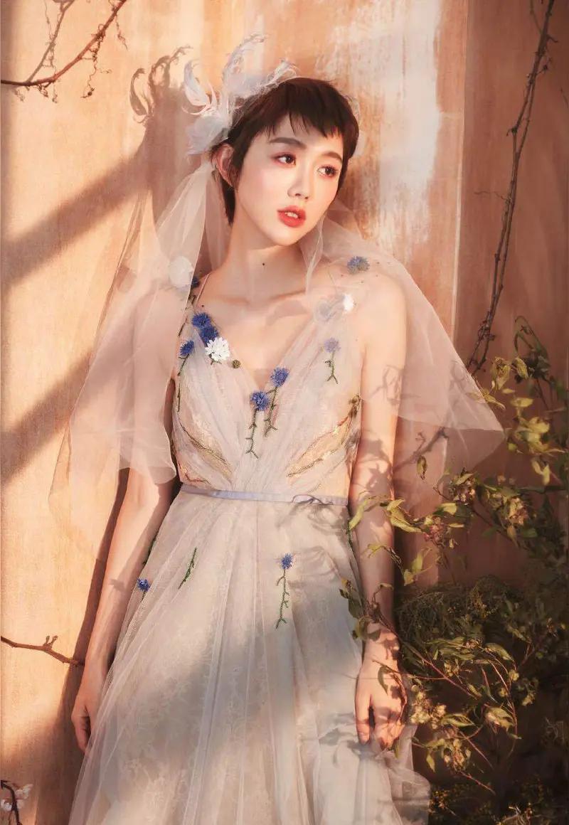 姜妍特别漂亮，脸蛋和身材都是一流的，演技也不错却只是美而不火。
姜妍属于明艳丰满