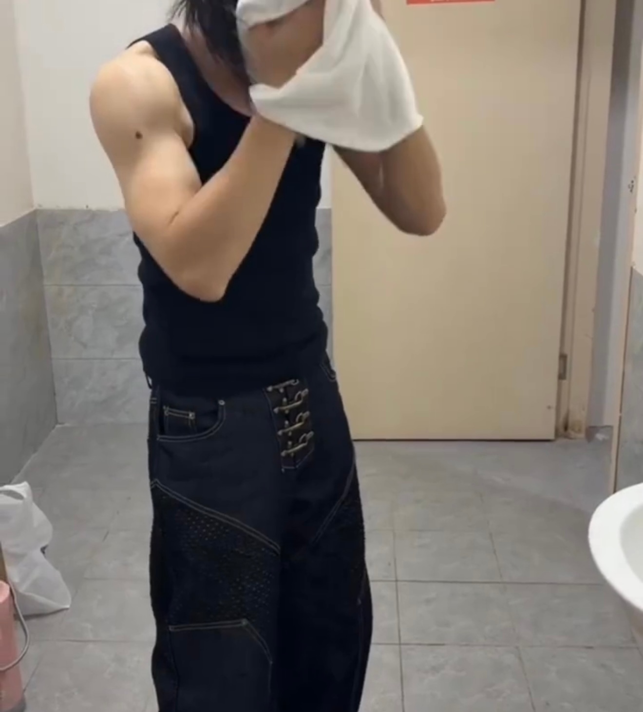 披哥的卫生间环境惊到我了，看起来旧的很安全了，肯定没有甲醛的问题披荆斩棘的哥哥