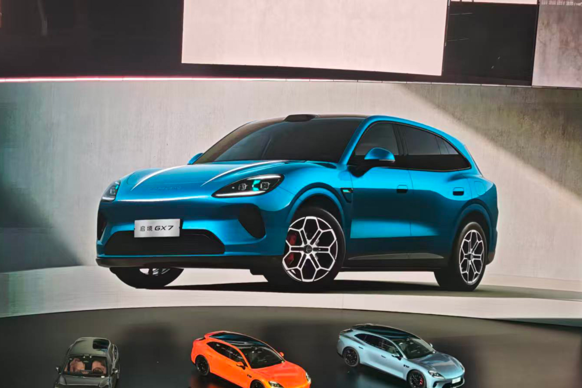 启境在 GT7 发布会上直接放出了大五座 SUV GX7 的官图外观设计跟 GT