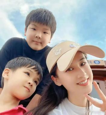 黄圣依儿子也没遗传自己的美貌基因，更像父亲，只是年龄还小，看起来也算可爱。如果光