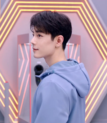 仅用0秒就get到肖战的权威了 刚刷到肖战官宣李宁的微博，目光一下就落在了“品牌