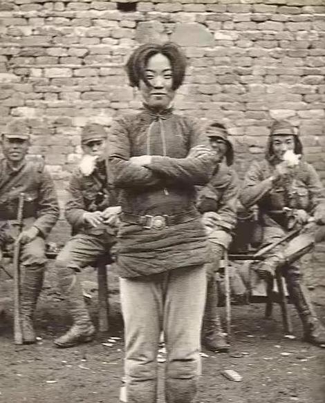 那是1938年春天，安徽和县。日军攻下了城，在清理战场的时候，他们抓到一个中国女
