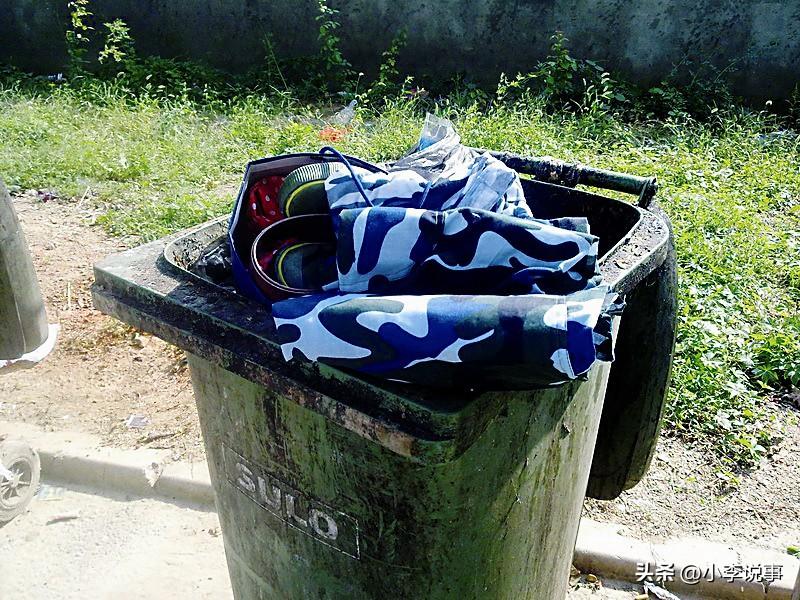 千万别再骂学生浪费！
军训服成堆丢弃的真相，
内行终于敢说实话了！
 
全网都在