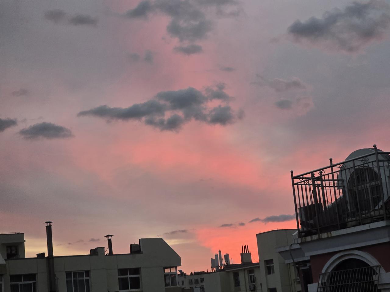 王铎：今天早晨5：39的青岛，霞光真是很美啊！满天彤红！