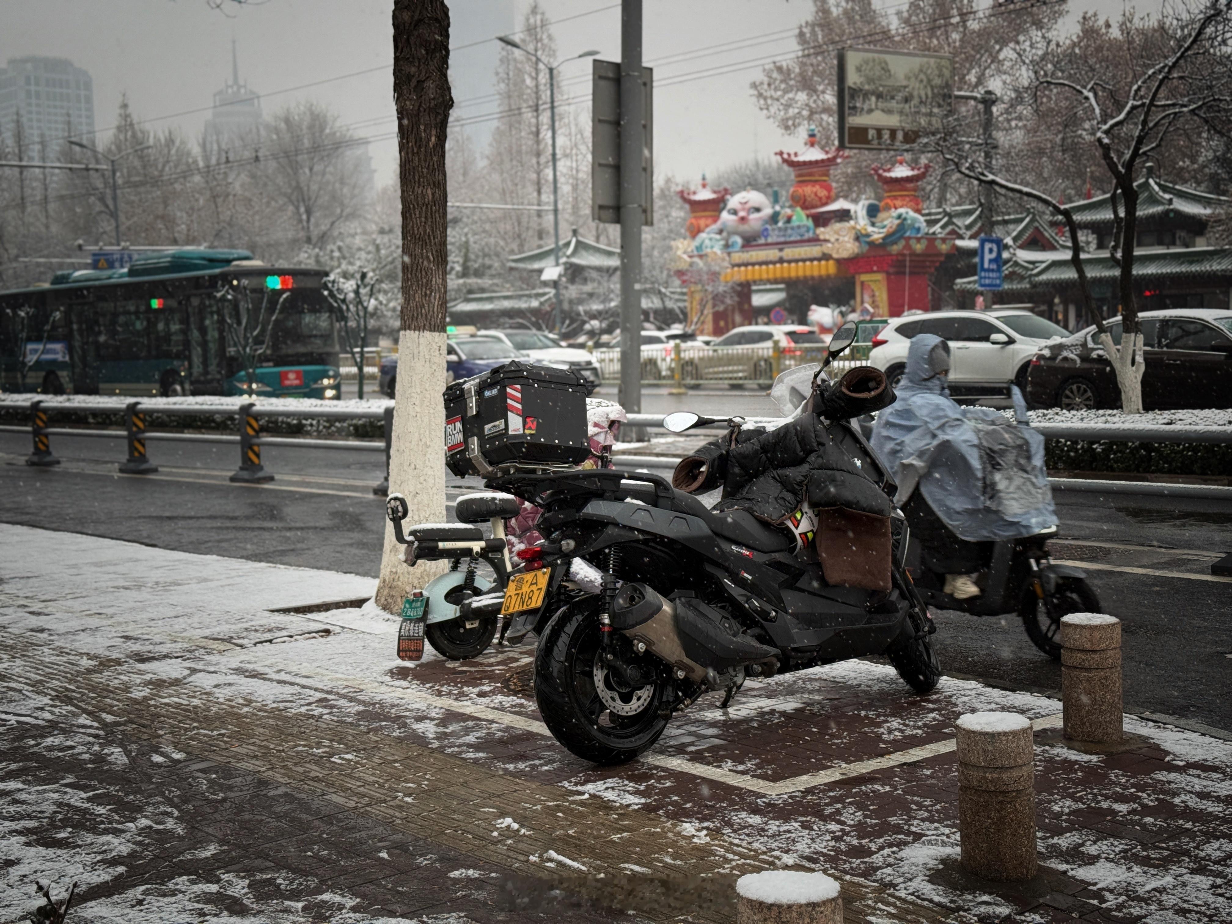 济南  下雪啦！好在主路上温度较高没有积雪，但是人行道上就……停车差点给我直接送