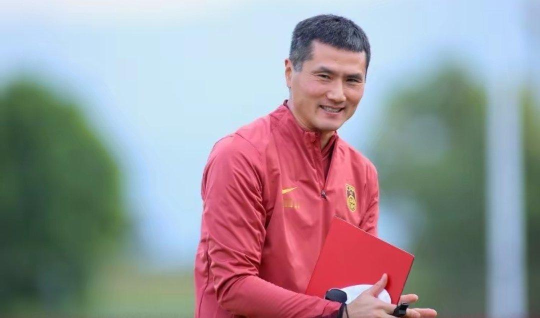 国足约战阿联酋当地球队 结束后立刻回酒店为U23国足助威足球中超 北京时间1月2