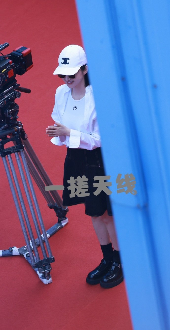 景甜 张晚意《#似锦# 》开机路透好新鲜的搭配，两个人状态都蛮不错~ 开机大吉！