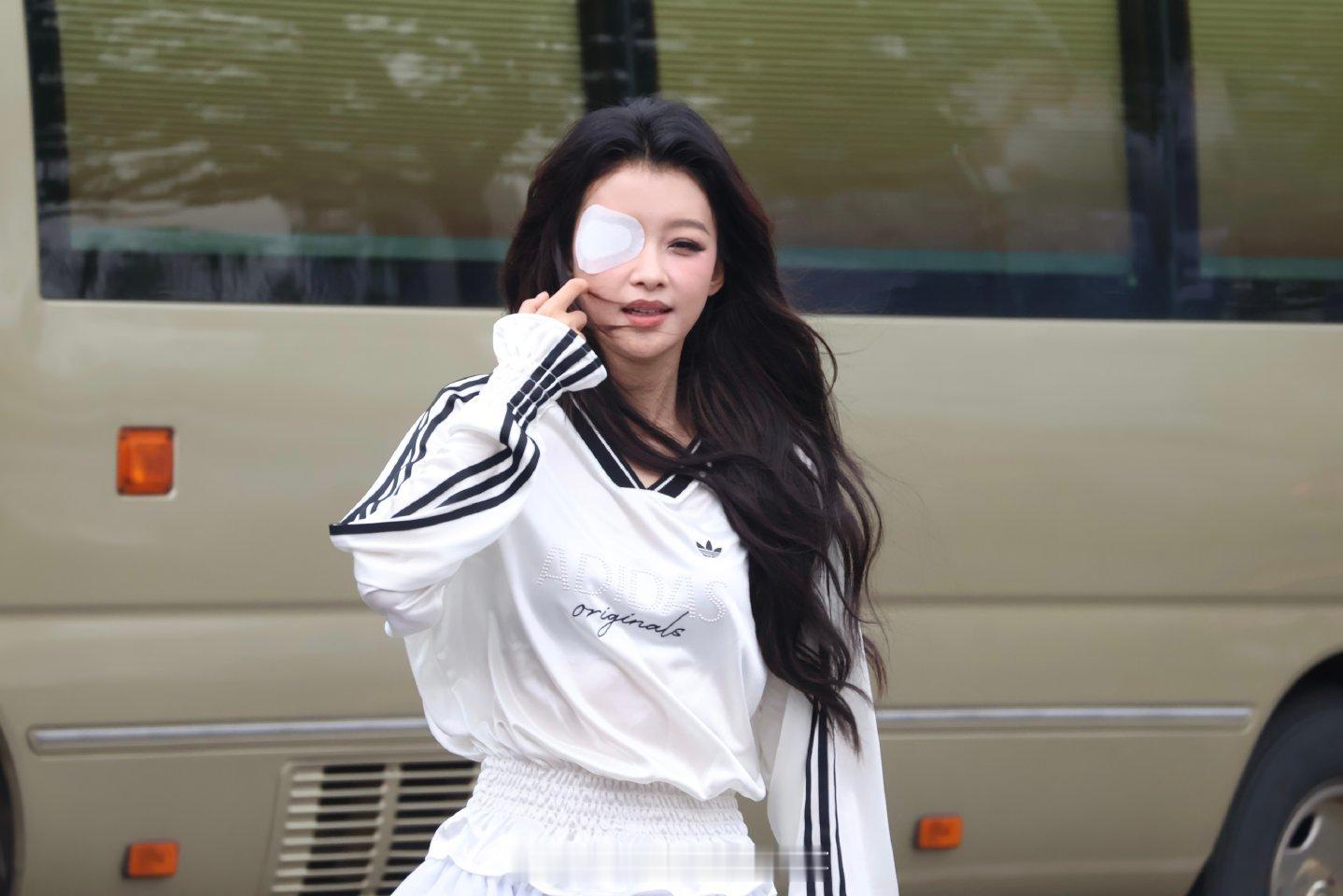 孙怡有种老实人被气疯了的感觉孙怡戴眼罩也能出神图 孙怡戴眼罩也能出神图，孙怡有种