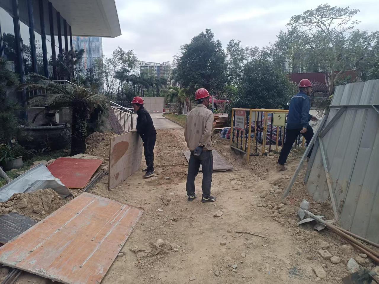 人要想改变命运，要不有贵人指点，要不就能自己学习。这半个月和师傅在工地干活，发现