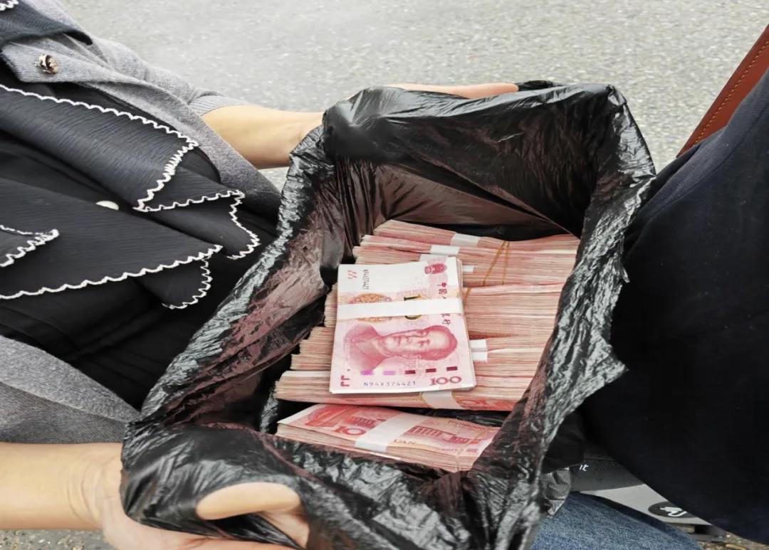 被深度洗脑！汉中一网民线下交付10万元现金，民警及时拦截

在这个信息爆炸、虚实