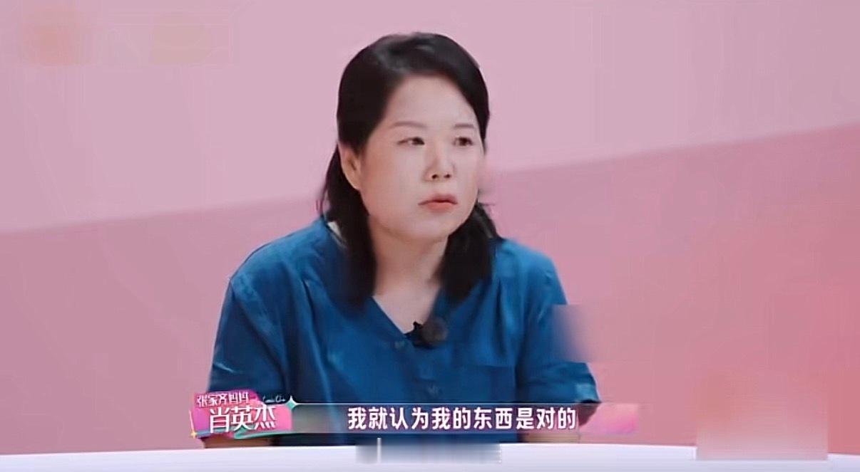 不少人说张家齐妈妈肖英杰的教育方式让人窒息。在她眼里，张家齐集齐了各种缺点，拖拉