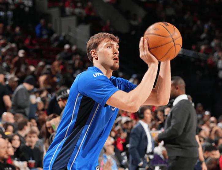 独行侠打开拓者，弗拉格翻车了。
首节比赛，独行侠29-42不敌开拓者，而弗拉格打