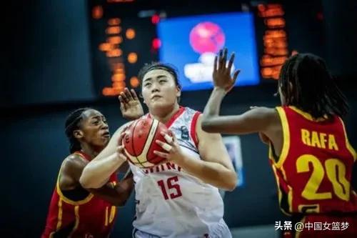 🏀【球场“大鲨鱼”刘禹彤：可爱与力量的完美结合！】  

中国女篮“大宝贝”刘