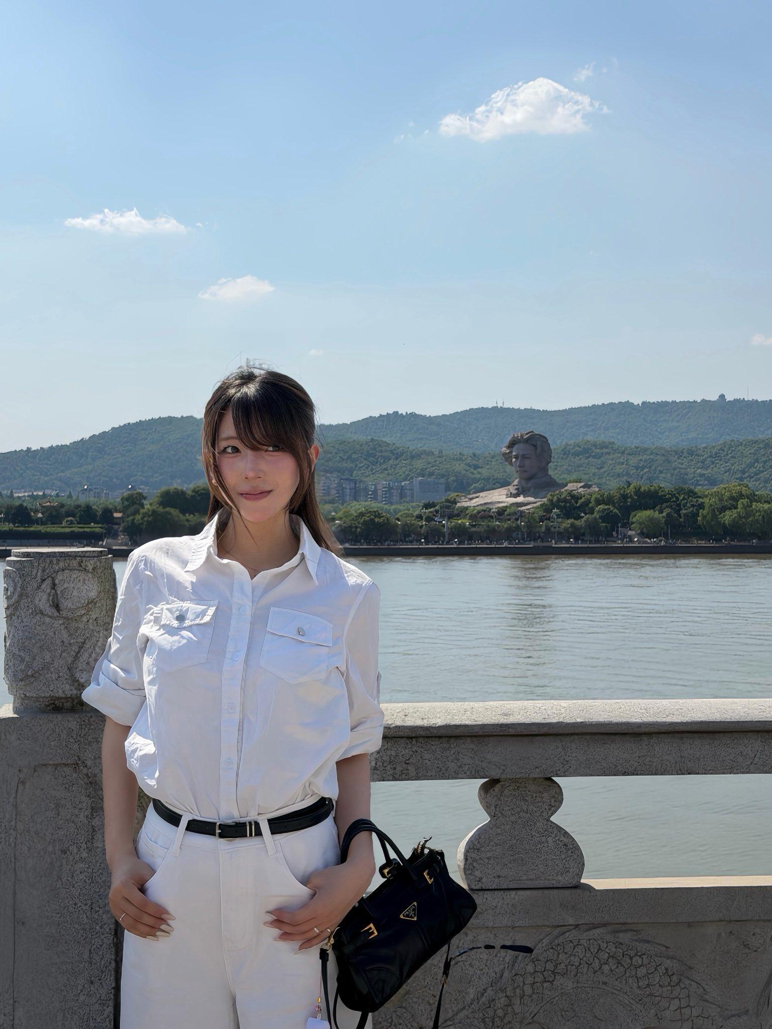 🔻一位日本留学生说：“和教员青年像合影。在长沙喝了很多奶茶 🫖 ” 🔻vi