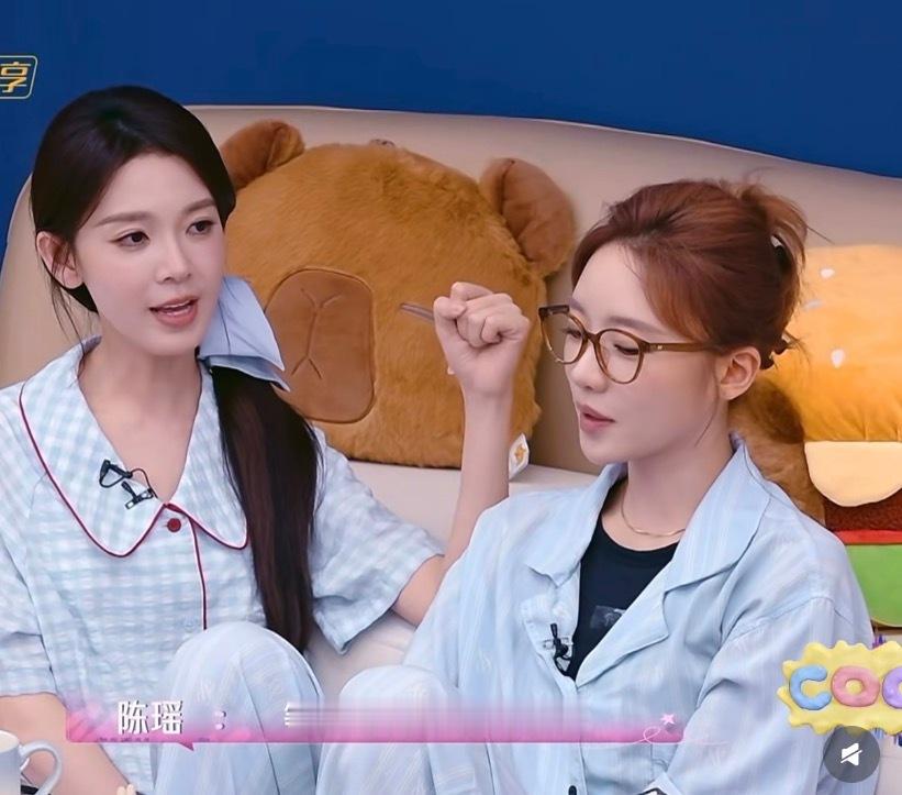 散场时陈瑶张月也牵着对方的手乘风2026散场路透看得我满心欢喜。陈瑶和张月离场时