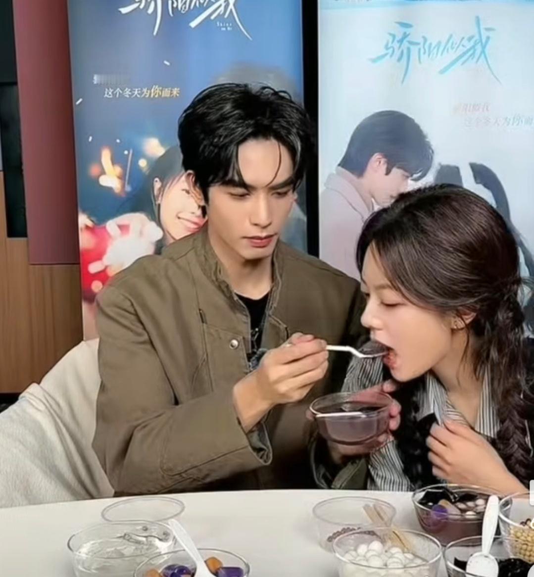 看完这个互喂名场面，终于明白为什么《骄阳似我》首播热度那么高，演员的适配度和CP