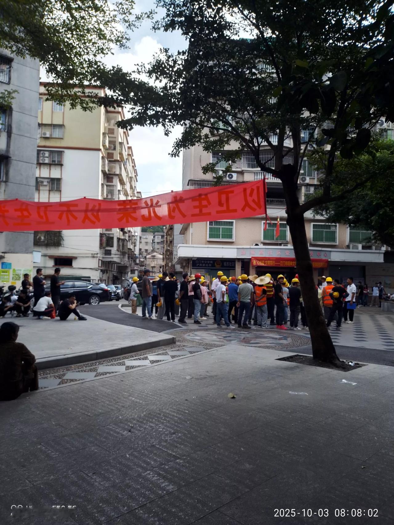 2025.10.03，今天又来江门新会做日结，帮助社区去清理一些楼顶，楼道的杂物