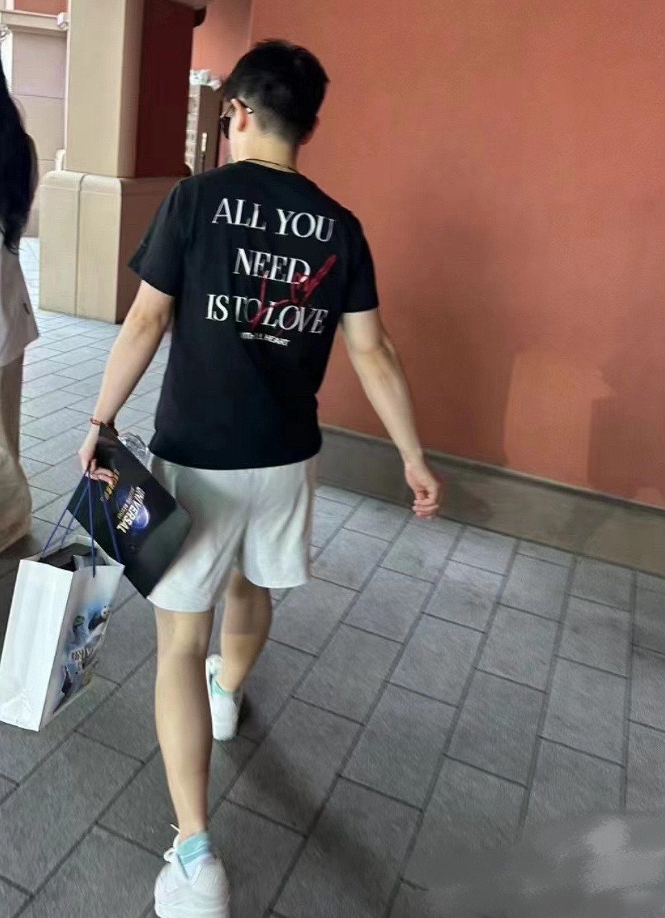 莎莎脚后跟都快掉出来了[允悲]，这穿的不是鞋，是名分哈哈哈哈 ​​​