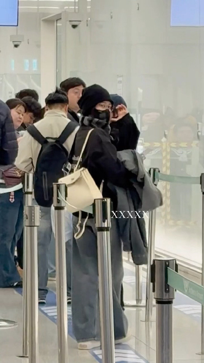 白鹿韩国机场出发回国  白鹿韩国机场出发回国，随性感拉满~ 