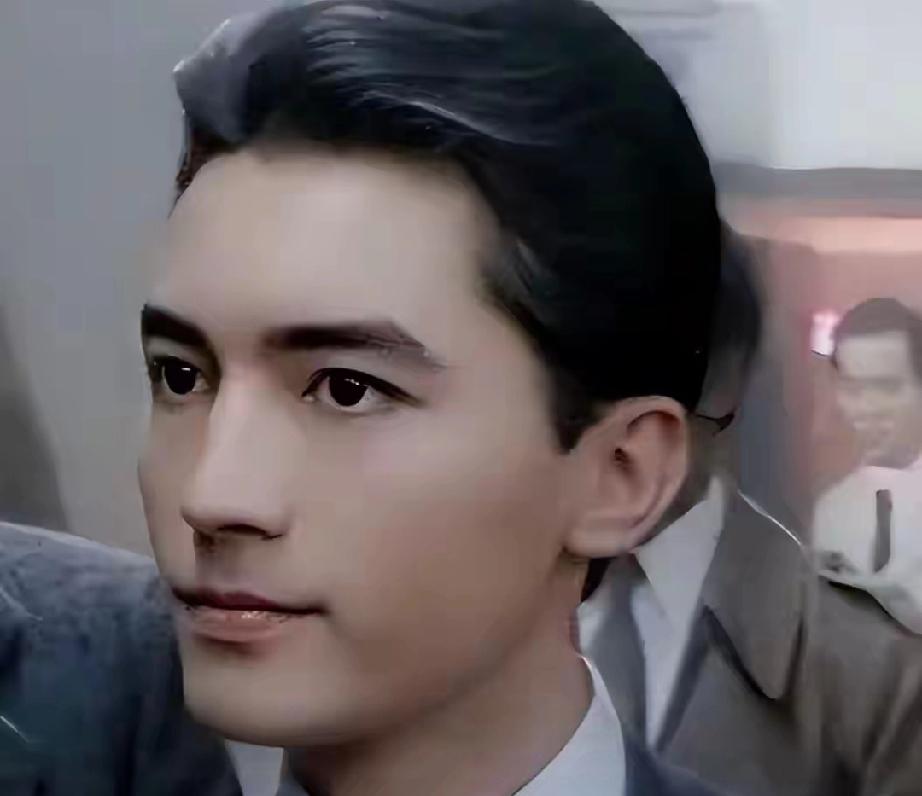 尊龙，这位“亚洲第一美男”，一生与“抛弃”二字纠缠，苦涩满满。他自幼被遗弃，在戏